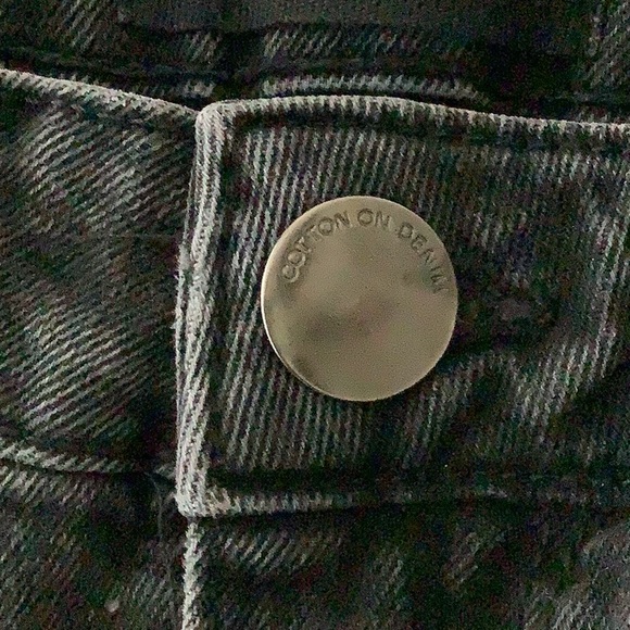 Cotton:On Stretch Mom Jeans with Ripped Knee in Washed black - Picture 7 of 10